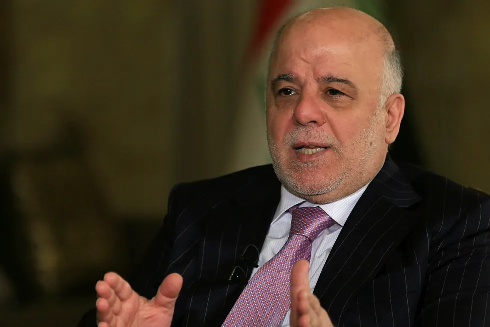 Iraks statsminister Haider al-Abadi sier landet kan være med på å kutte i oljeproduksjonen i samråd med Opec. Foto: NTB Scanpix / AP Photo / Khalid Mohammed