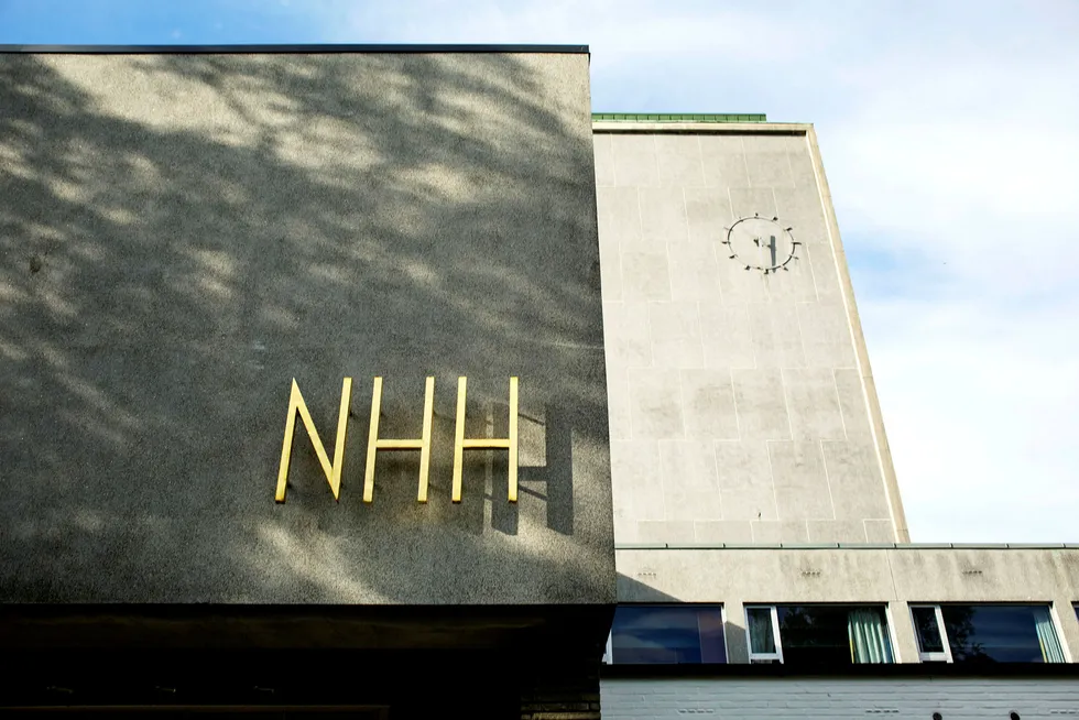 Det har stormet rundt det sosiale miljøet på Norges Handelshøyskole i vår. Nå innfører NHH obligatorisk oppmøte på frokostseminar i fadderuken.