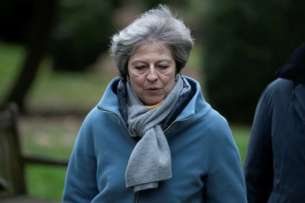 Statsminister Theresa May holder en avgjørende tale om brexit mandag. Bildet er tatt i forbindelse med et kirkebesøk hun var på vest for London søndag.