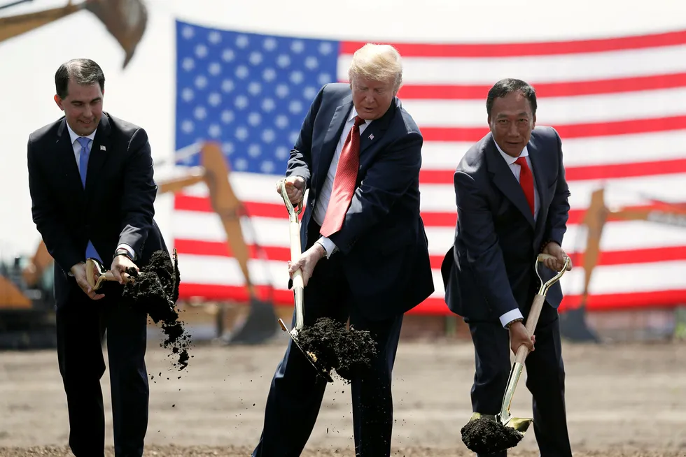 President Donald Trump setter spaden i jorden ved den nye fabrikken Apples hoffprodusent Foxconn skulle bygge i Wisconsin til over 80 milliarder kroner. Nå erplanene skrinlagt – til tross for subsidier på 35 milliarder kroner. Til venstre guvernør Scott Walker og til høyre står Foxconn-grunnlegger Terry Gou.