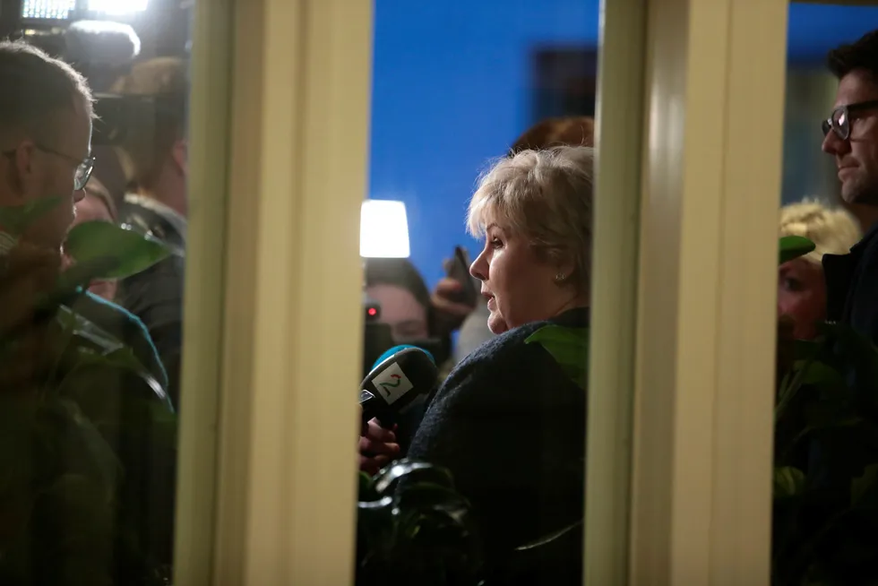 Erna Solberg møtte pressen på vei inn til Høyres gruppemøte på Stortinget onsdag kveld. Foto: Håkon Mosvold Larsen / NTB scanpix