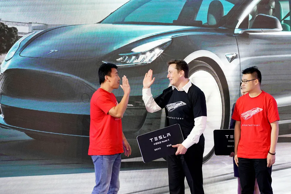 Siden nyttår er Tesla opp 85,94 prosent på børs, og har i løpet av de siste månedene tatt over plassen som verdens nest mest verdifulle bilprodusent. Avbildet er Elon Musk fra åpningen av Tesla-fabrikken i Shanghai tidligere i år.