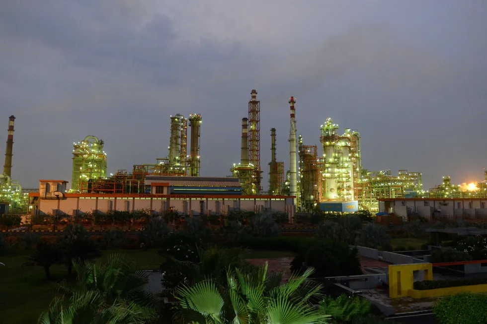 Rosneft kjøpte for noen år siden indiske Essar Oil for over 120 milliarder kroner, inkludert dette raffineriet i Vadinar nordvest i India.