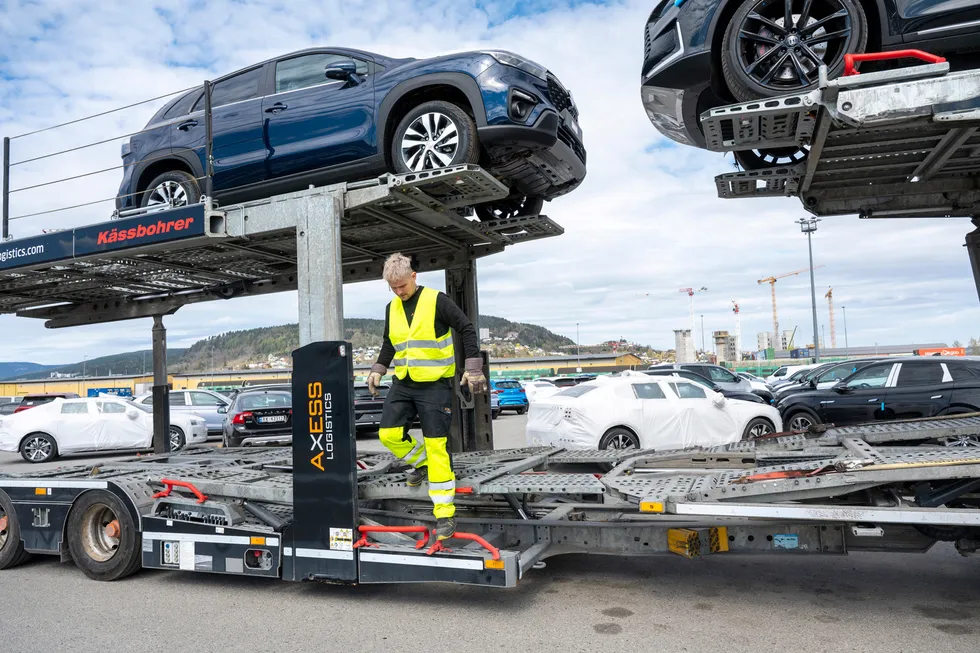 Evaldas Karciauskas i biltransportaktøren Axess Logistics klargjør en ny transport fra Drammen havn. Nå har selskapet et tilnærmet monopol i Norges største bilhavn.