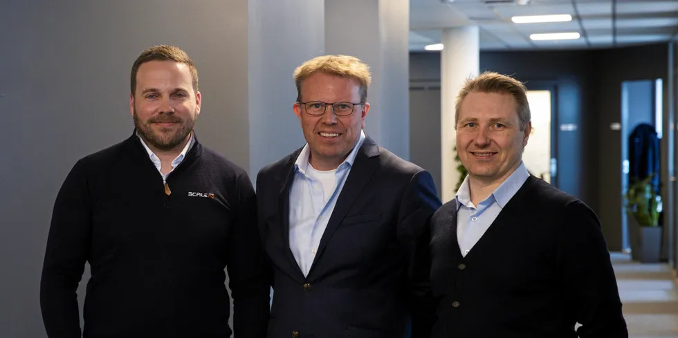 Audun Fjeldvær t.v. skal lede ScaleAQs nye divisjon sjøbasert. Jon Arild Tørresdal t.h. skal lede selskapets nye divisjon software. I midten Geir Myklebust, som er administrerende direktør i ScaleAQ.