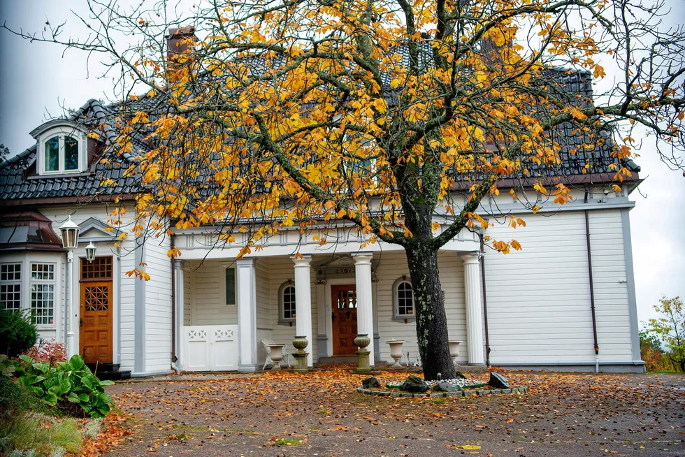 Herskapsboligen i Tennisveien på Slemdal i Oslo ble i september 2020 solgt til nærmeste nabo for 65 millioner kroner. Ett år senere er eiendommen solgt igjen, denne gangen for 102,5 millioner kroner – og er dermed årets dyreste tinglyste boligomsetning.