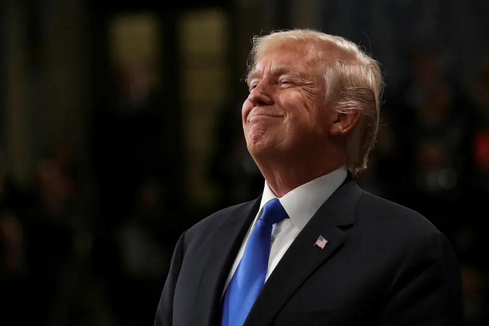 USA-president Donald Trump holdt sin første tale om rikets tilstand mens begge kamrene i Kongressen for å høre på den tirsdag kveld. Foto: AP / NTB scanpix.