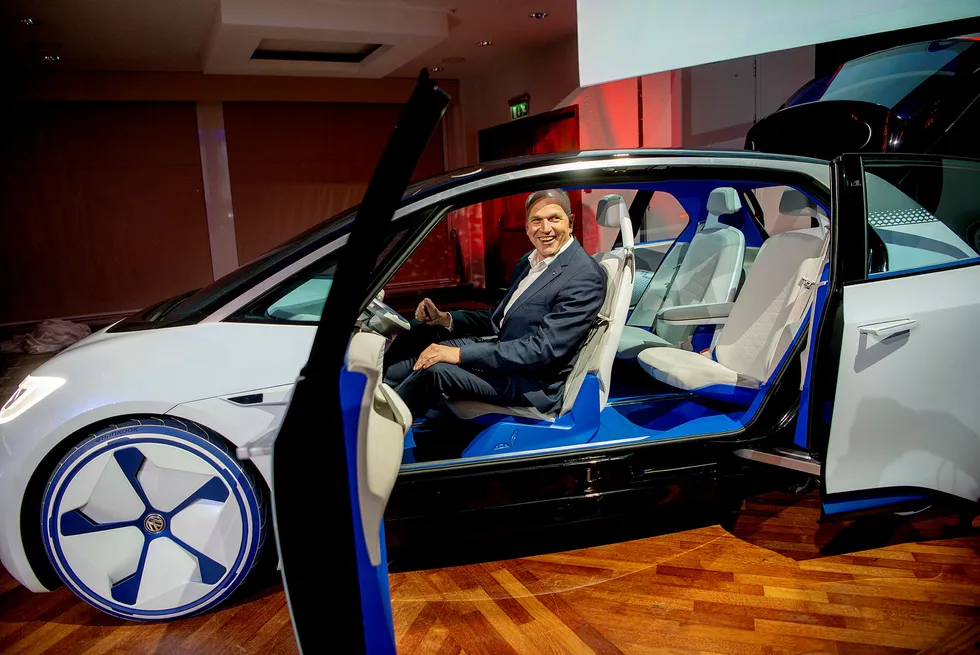 Jürgen Stackmann er toppsjef for salg og marketing i Volkswagen. Han hadde med seg den elektriske konseptbilen I.D til Norge for første gang. Bilen kommer på markedet i 2020. Foto: Mikaela Berg