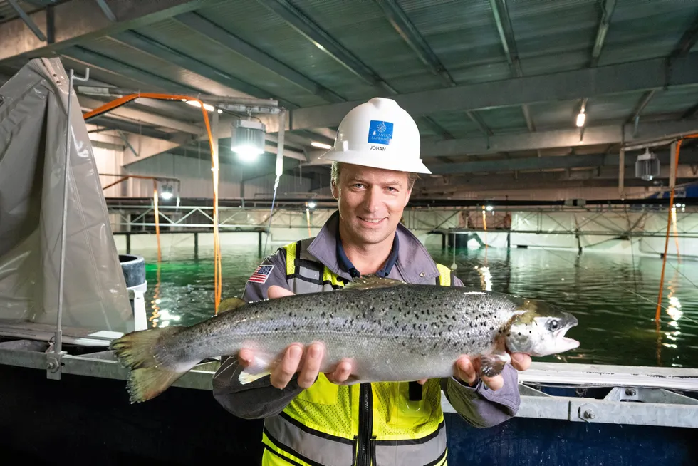 Johan Andreassen er grunnlegger og toppsjef i Atlantic Sapphire. På bildet viser han frem den første fisken de slaktet ved anlegget i Florida.