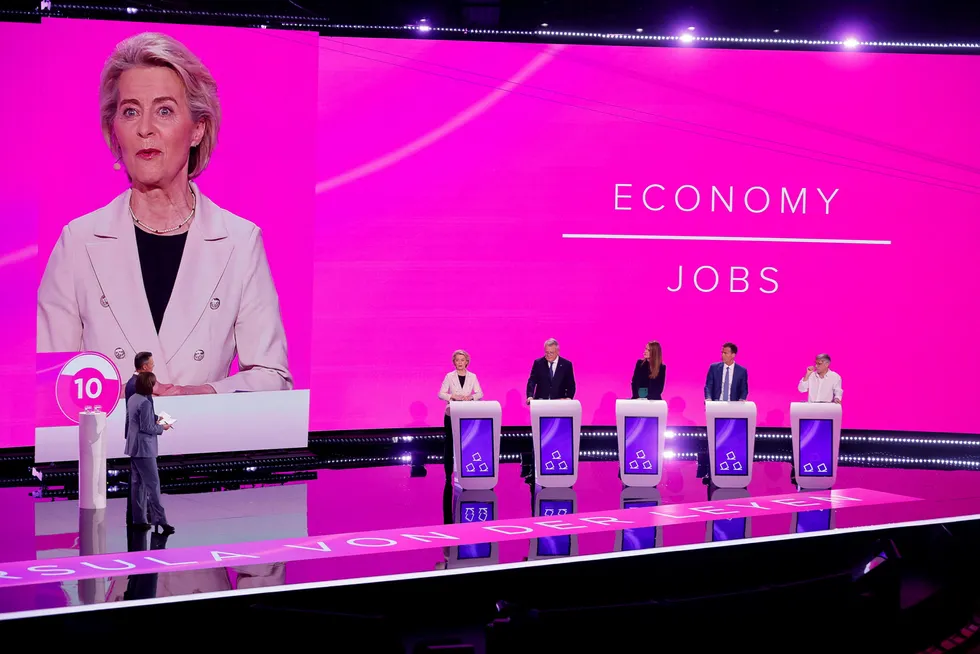 Utsatt mandat. Fremgangen for ytre høyre i Europavalget kan koste jobben for Europakommisjonens president Ursula von der Leyen, her i valgdebatt.