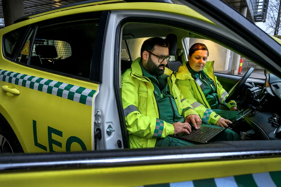 Lege Asif Siddique og sykepleier Line Olafsen ble tidligere i år nye brukere av Telias mobilnett etter at Legevakta i Lillestrøm kuttet forbindelsen med Telenor.