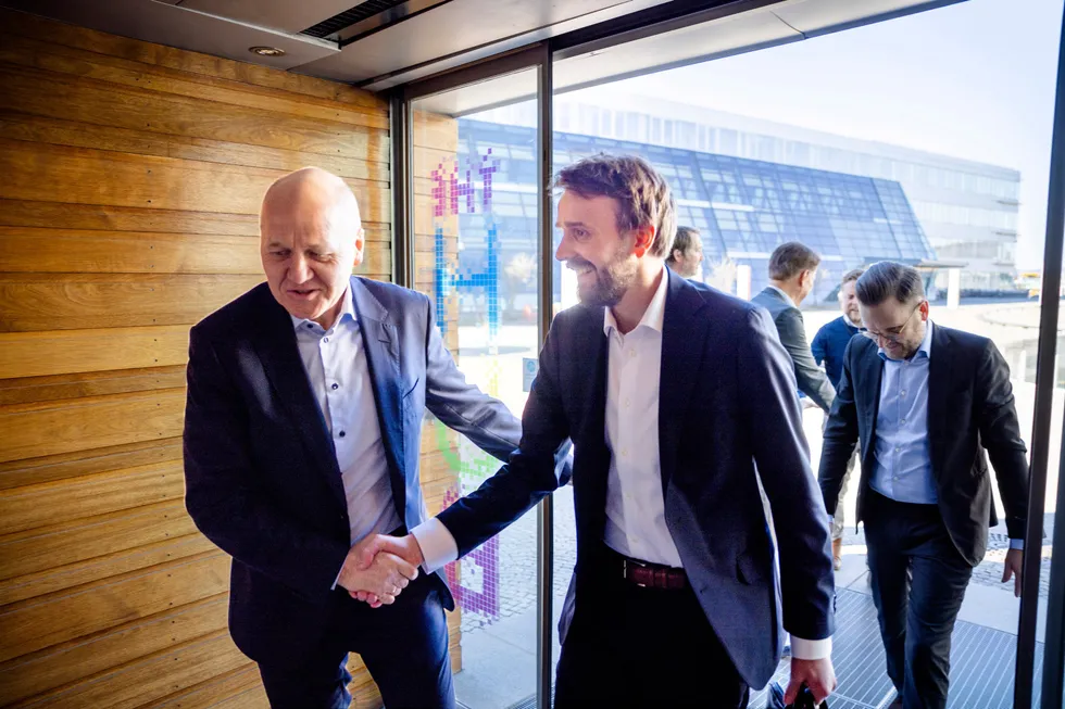 Næringsminister Jan Christian Vestre (til høyre) på besøk hos Sigve Brekke i Telenor.