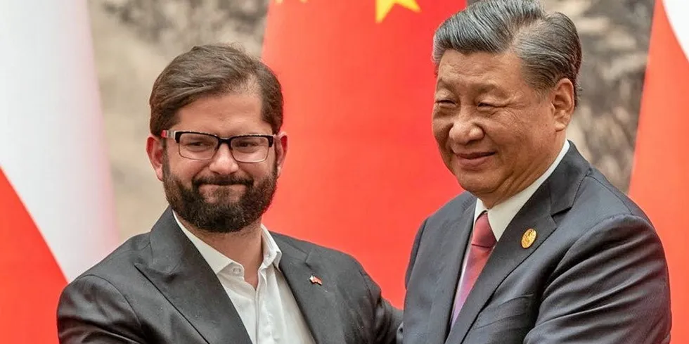 Inngår lakseavtale: Chiles president Gabriel Boric (t.v.) og Kinas president Xi Jinping. Pressefoto