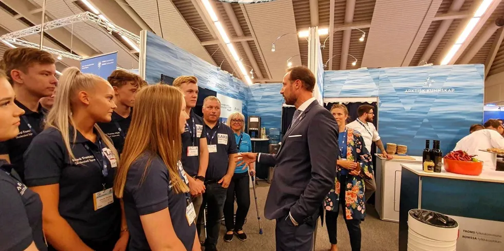 Kronprins Haakon tok seg tid til å snakke med akvakulturelevene fra Nord-Troms videregående skole under sitt besøk på Aqua Nor 2019. 18. mai tar stiftelsen-Nor Fishing stilling til om Aqua Nor 2021 også kan bli en messe der folk kan møtes og ikke bare et digitalt opplegg.