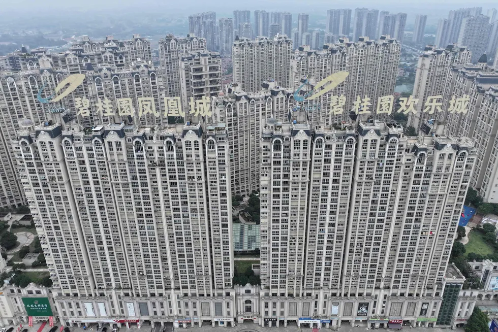 Bygningsmassen er en del av et prosjekt tilhørende eiendomsutviklerselskapet Country Garden i storbyen Zhenjiang, 25 mil nordvest for Shanghai.