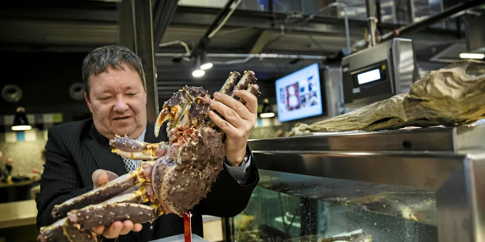 Konsernsjef Svein Ruud i Norway King Crab. Her er han på Vulkanfisk i Mathallen i Oslo og viser frem kongekrabbe som de har levert. Arkivfoto.