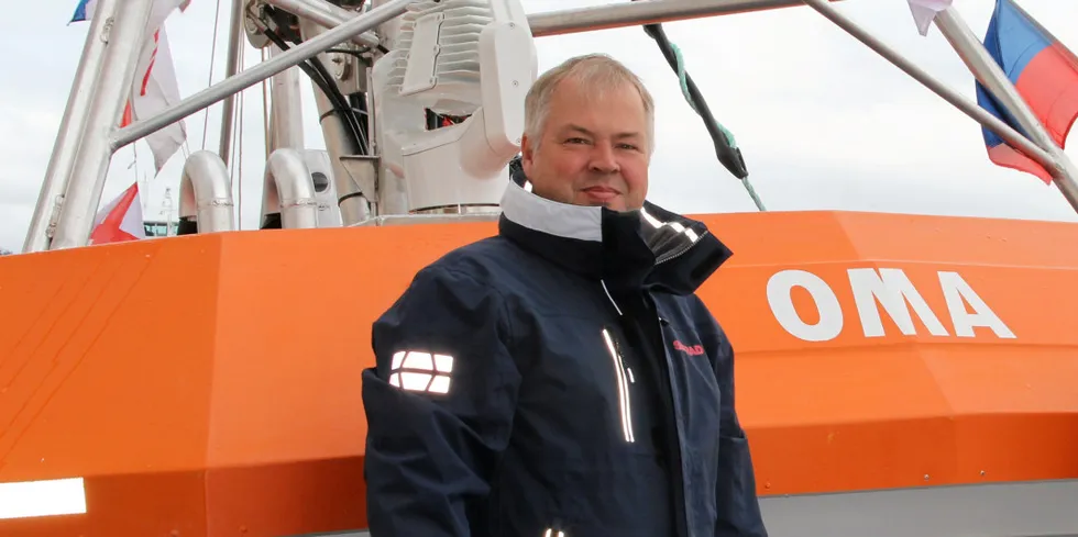 Arild Sekkingstad gjennomfører generasjonsskifte og tilpasser fremtiden i rederiet til deltagerloven. Her om bord i sjarken «Oma».