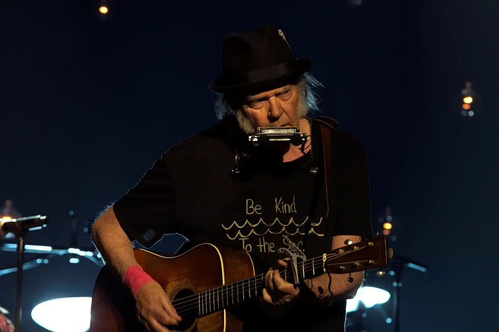 Lysglimt. Det er dårlig tider for gubber, men kroken Neil Young pøser stadig ut gode øyeblikk innimellom alt det uinteressante han utgir. Foto: Warner Music