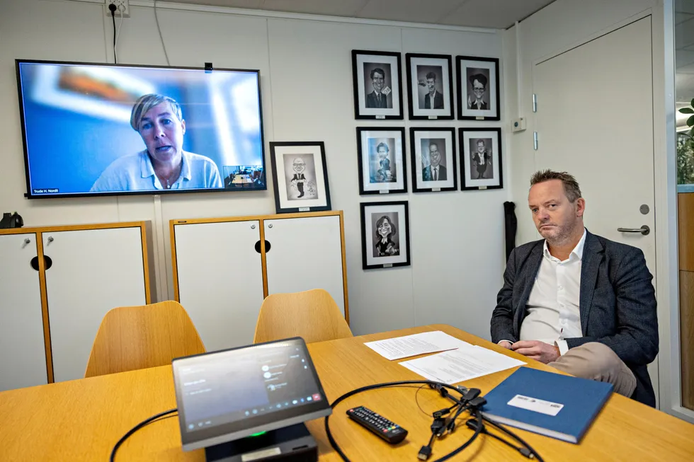 Geir Ove Ystmark, administrerende direktør i Sjømat Norge, i digitalt møte med organisasjonens fagsjef for miljø og helse, Trude H. Nordli.