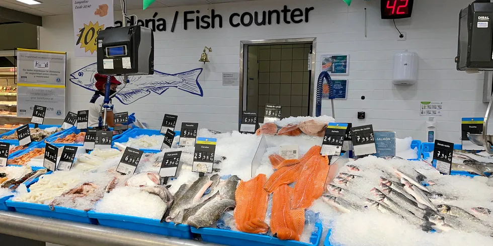 Laks er den store vinneren i eksporten av norsk sjømat. Her sentralt plassert i en spansk fiskedisk.