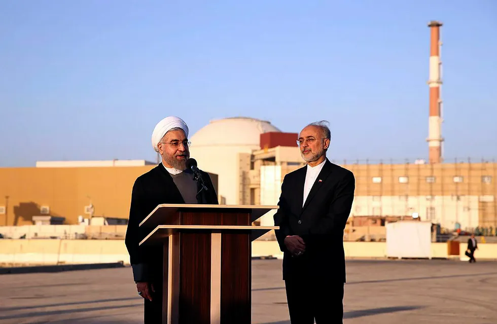 President Hassan Rouhani (t.v.) og lederen for Irans atomenergiorganisasjon, Ali Akbar Salehi, utenfor atomanlegget i Bushehr sør i landet. Bildet ble tatt i januar 2015, før atomavtalen ble inngått, men søndag ble det igjen publisert av Rouhanis kontor.