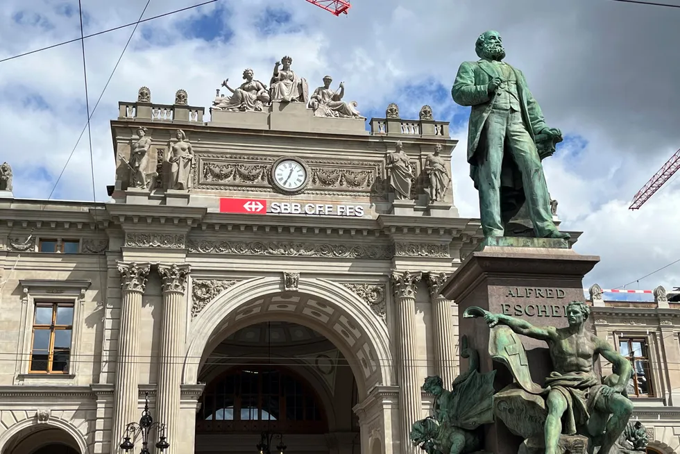 Landsfaderen som grunnla banken Credit Suisse: Alfred Escher på sokkel utenfor sentralbanestasjonen i Zürich.