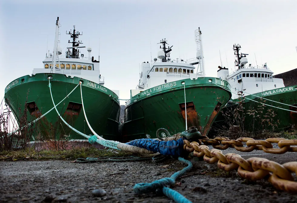 Shippingaksjene fikk litt motvind fredag. Her er offshoreskip fra Havila Shipping i opplag ved den gamle sildoljefabrikken i Moltustranda. Foto: Per Ståle Bugjerde. Foto: Per Ståle Bugjerde