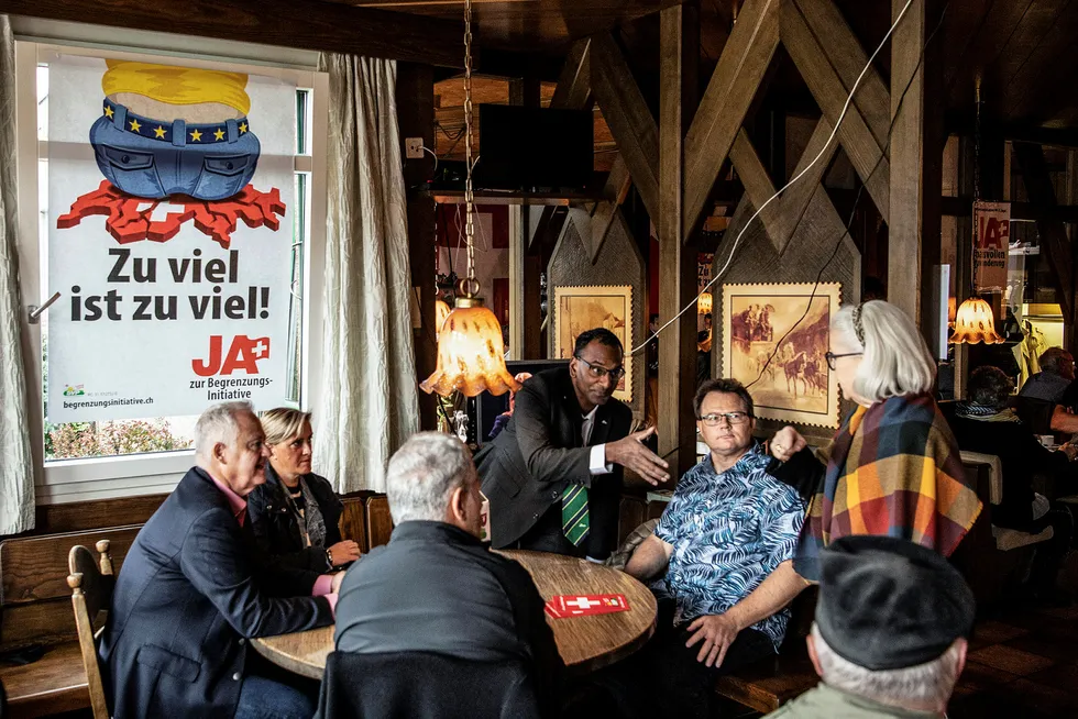 Det var landets største parti, det nasjonalkonservative Schweizerische Volkspartei, som hadde tatt initiativ til innvandringsavstemningen søndag. Her er noen av medlemmene samlet for å følge avstemningen fra en restaurant i Rothrist.