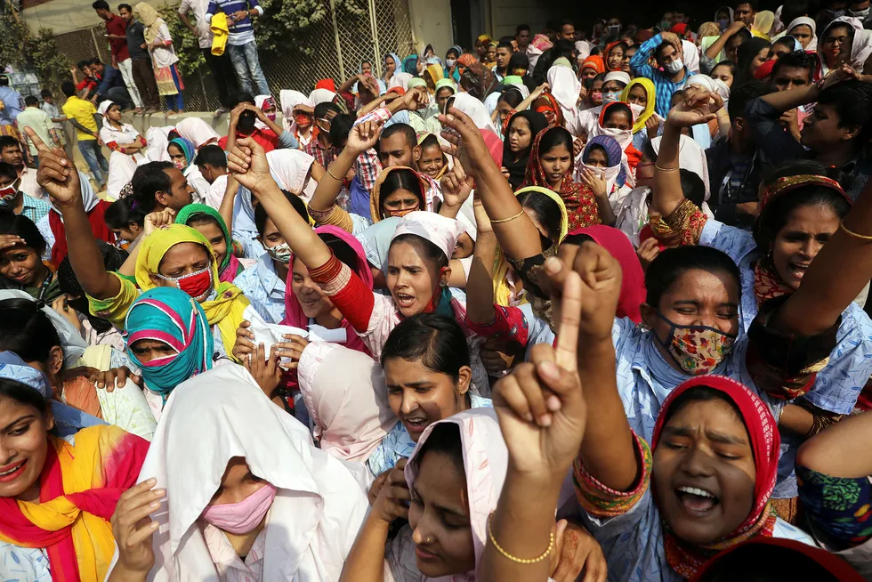 Tekstilarbeidere protesterer i gatene i Dhaka, hovedstaden i Bangladesh.