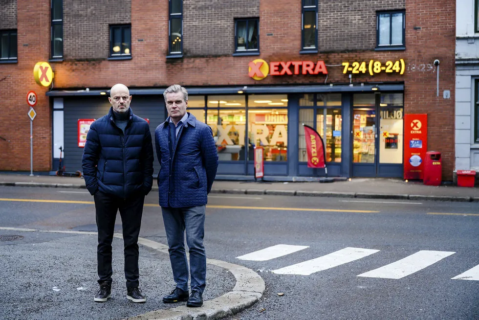 Denne butikken i Sannergata i Oslo er en av et 50-talls butikker som Coop kjemper for å beholde, ifølge Coops informasjonsdirektør Bjørn Takle-Friis (til venstre) og Jon Kvisli Østmoe. Nå kan Coop få uventet støtte fra regjeringen som vil begrense bruken av klausuler og opptrinnsrett i eiendomskontrakter.