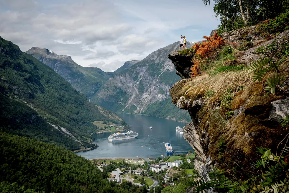 Mange utenlandske turister pleier å ta ferien i Norge i august eller september. Bildet viser Geirangerfjorden, et populært turistmål.
