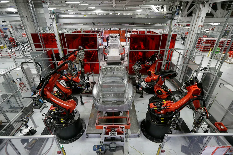 Roboter i arbeid under produksjonen av Model S ved Tesla-fabrikken i Fremont, California.
