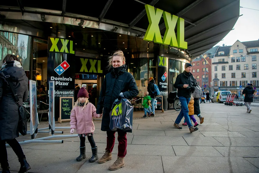 Oda Dahl (28) og datteren Frida (5) har handlet vintersko på salg hos XXL og reagerte på at det ikke var flere folk i butikken. Flere sportsbutikker sliter nå med salget.