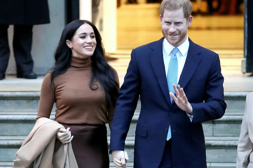 Prins Harry og ektefellen Meghan – med titlene hertugen og hertuginnen av Sussex – har utløst indre krise i den britiske kongefamilien.