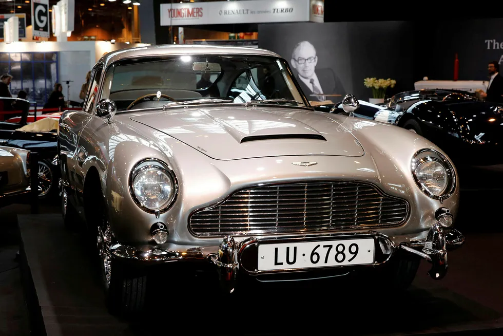 Skuespiller Sean Connery kjørte denne 1964-modell Aston Martin DB5 i James Bond-filmen «Goldfinger». I vinter ble den vist under en bilmesse i Paris. Ole Ertvaag solgte en helt lik bil for to år siden. Foto: Benoit Tessier/Reuters/NTB Scanpix