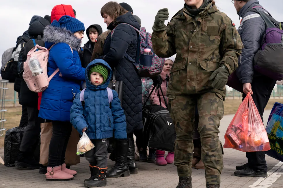Ved grenseovergangen i Medyka kommer flyktninger fra Ukraina over gående til fots og med biler.