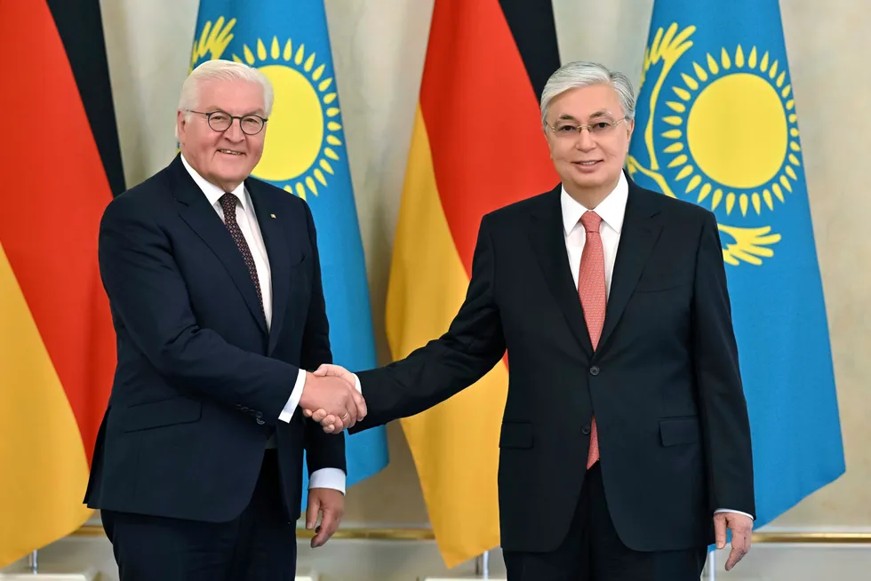Handshake: German President Frank-Walter Steinmeier (left) and Kazakhstan President Kassym-Jomart Tokayev before their talks in Astana.