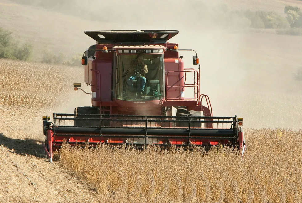 En bonde høster soyabønner i Nebraska i USA. Kina er største importør av amerikanske soyabønner.