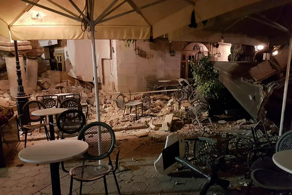 Bildet viser skader på bygninger på øya Kos etter jordskjelvet sent torsdag kveld. Foto: Kalymnos-news.gr via AP/NTB scanpix