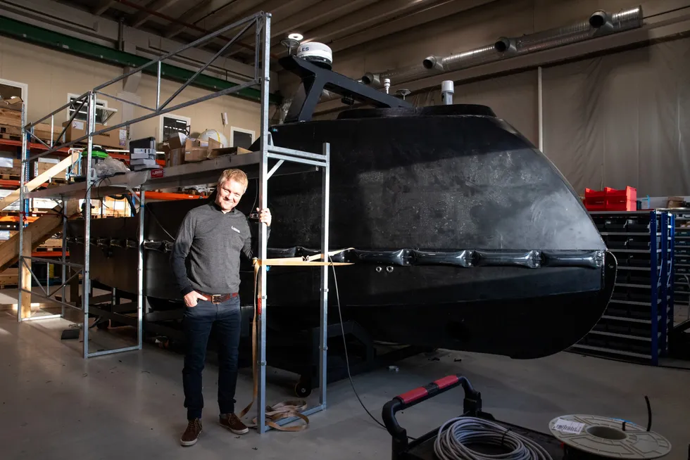 På motsatt side av fjorden fra Trondheim har Maritime Robotics bygget sin egen fabrikk for sjødroner. Her står gründer Vegard Evjen Hovstein (48) ved en av de større båtene selskapet leverer.