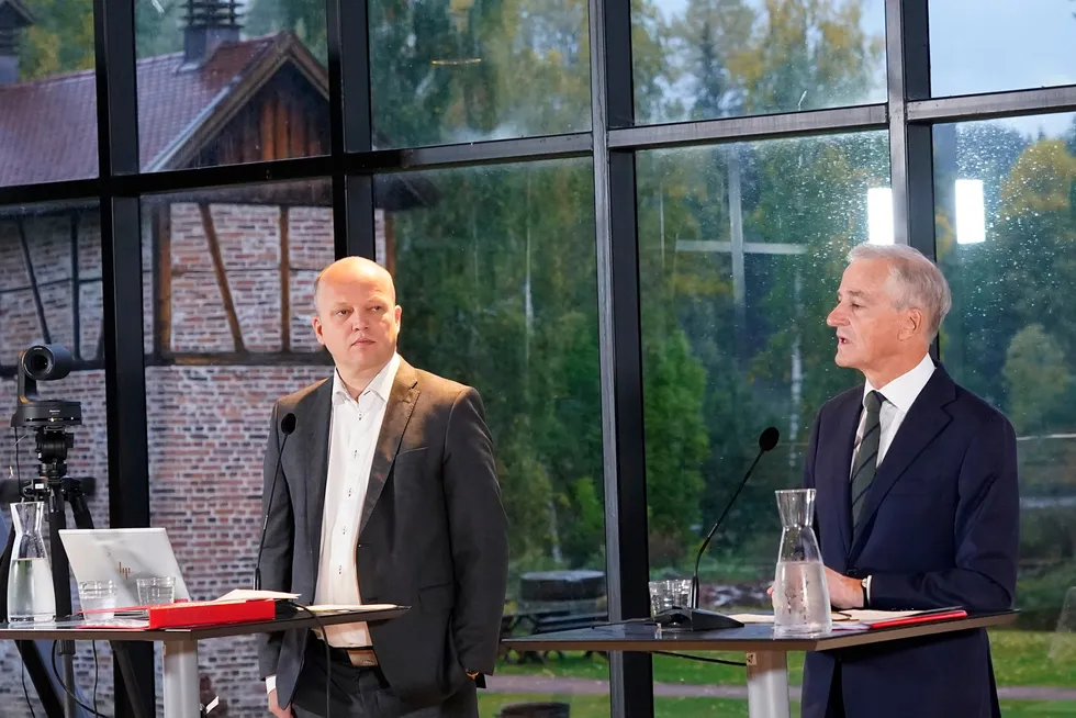 Finansminister Trygve Slagsvold Vedum (Sp) (t.v.) og statsminister Jonas Gahr Støre (Ap) under pressekonferansen på Blaafarveværket i fjor der nye skatter og avgifter ble presentert.