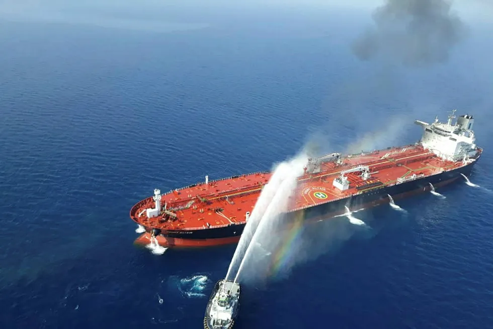 Et iransk marinefartøy slukker brann på et oljetankskip i Omanbukta torsdag.