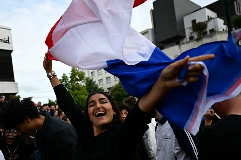 Tilhengere av venstrealliansen i Nantes, vest i Frankrike, jublet søndag kveld over resultatet som sendte ytre høyre ned på tredje plass i valget til nasjonalforsamlingen.