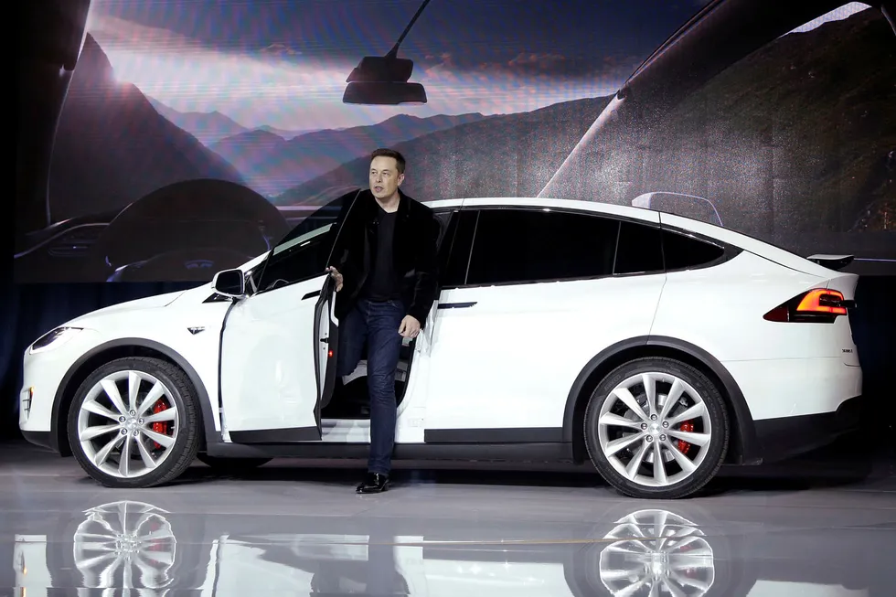 Teslas grunnlegger og sjef, Elon Musk, vurderer å ta selskapet av børs.