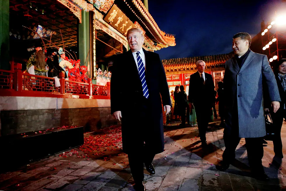 USAs president ble tatt godt imot av Kinas president Xi Jinping i Beijing onsdag. Her kommer de ut fra en operaforestilling i Den forbudte by samme kveld. Foto: Jonathan Ernst/Reuters/NTB Scanpix