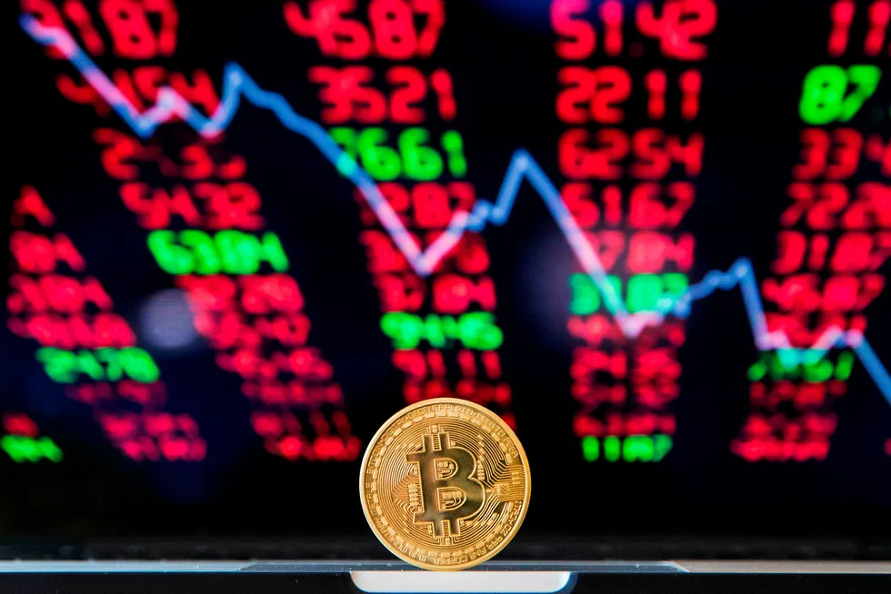 Bitcoin har falt med 1000 dollar over natten etter at det amerikanske finanstilsynet varslet at de fleste krypotvalutaer vil falle inn under verdipapirloven. Foto: Jack Guez/AFP Photo/NTB Scanpix