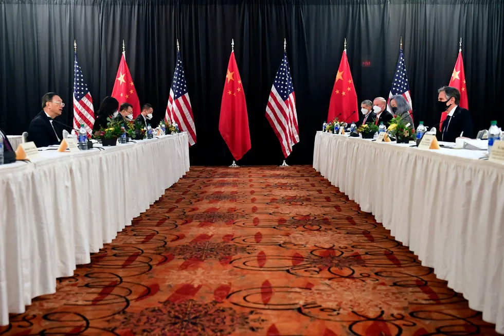 Det var lite som minnet om diplomati da toppdiplomatene fra USA og Kina møttes i Alaska på torsdag. Beskyldningene haglet mot hverandre.