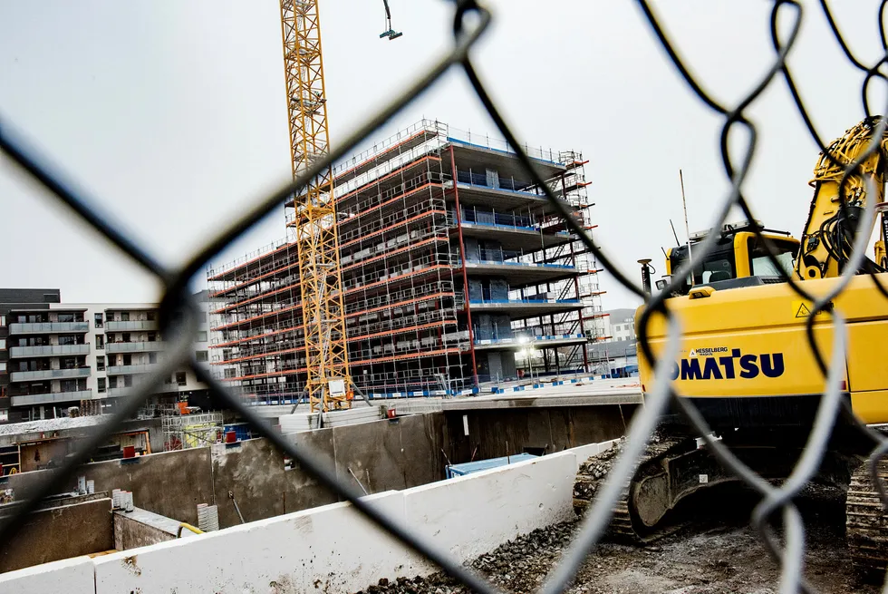 Økt usikkerhet i boligmarkedet bidrar til å dempe utsiktene for veksten i norsk økonomi, ifølge en fersk rapport fra Norges Bank. Bildet er fra en byggeplass i Oslo tidligere i år. Foto: Fartein Rudjord