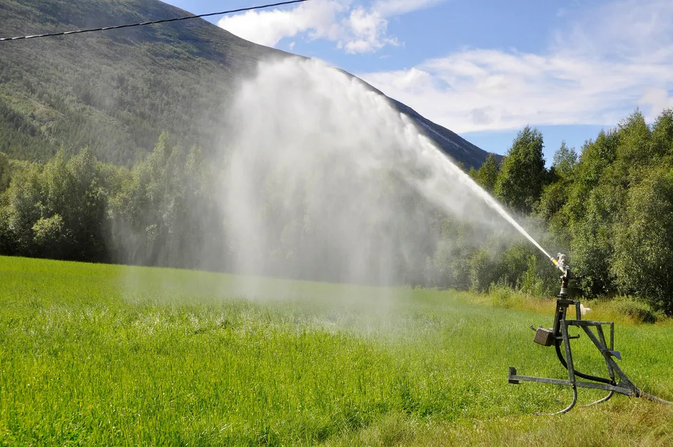 Rundt 200 bønder som driver vanning med strømdrevet pumpeutstyr i Otta- og Bøverdalen får strømrabatt i tørketiden. Foto: Tom Erik Solstad/Fjuken