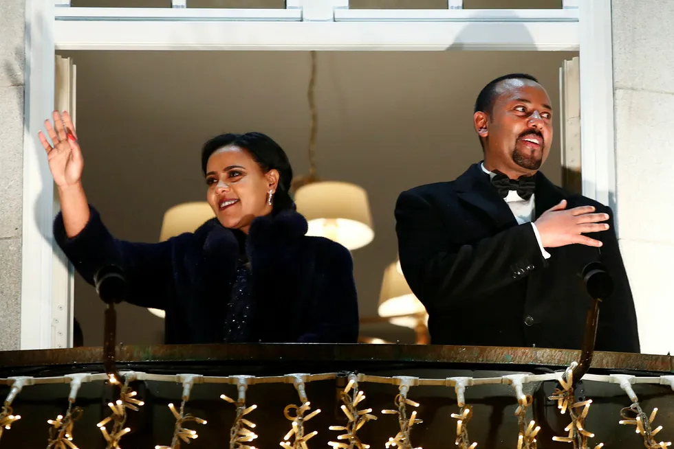 Etiopias statsminister Abiy Ahmed og hans kone Zinash Tayachew på balkongen på Grand Hotel under fakkeltoget etter tildelingen av Nobels fredspris 10. desember.